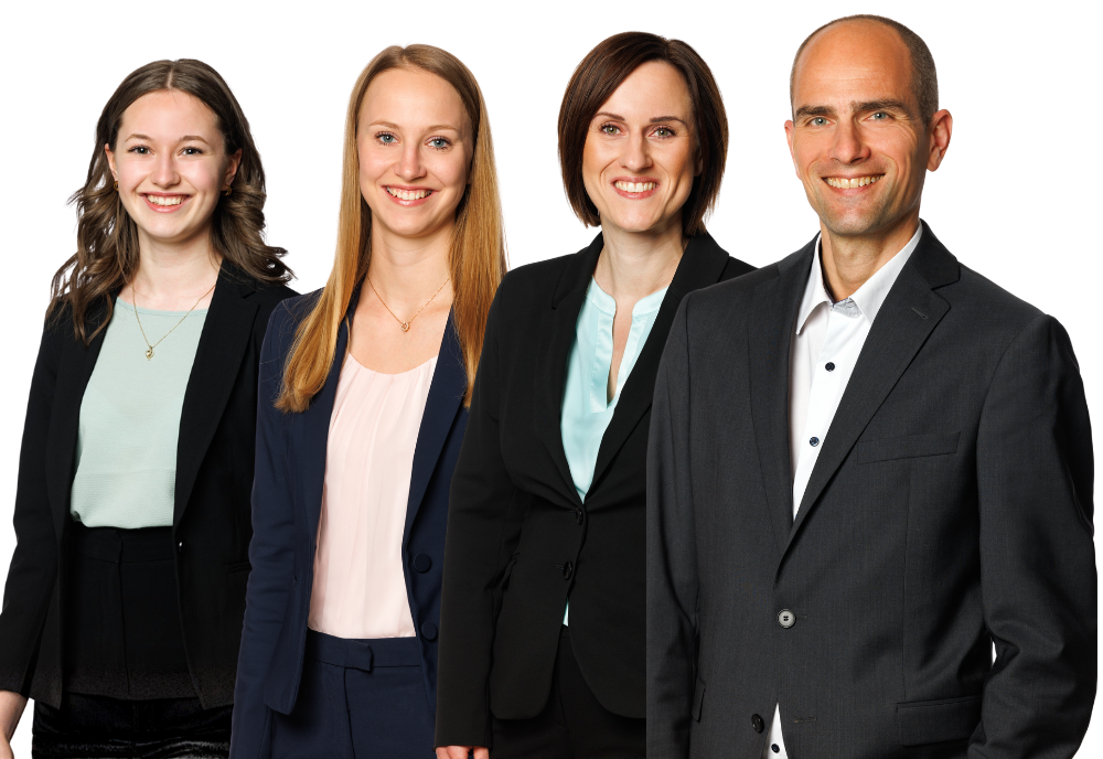 Beratungsteam von Winklmaier Versicherungen steht gemeinsam vor neutralem Hintergrund – persönliche Ansprechpartner für individuelle Versicherungsberatung